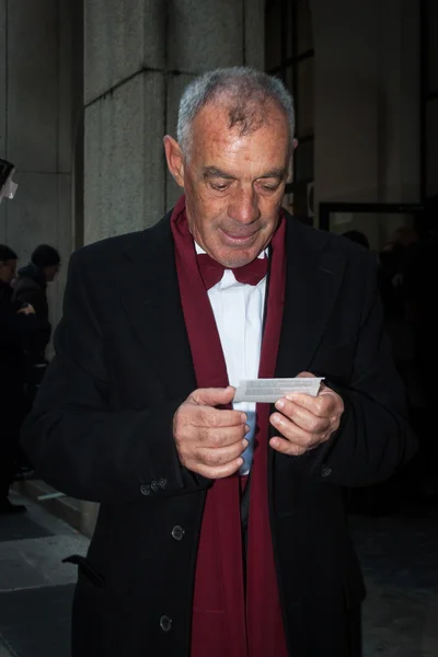 Hombre mirando su boleto fuera de la ópera de La Scala en Milán, Italia — Foto de Stock