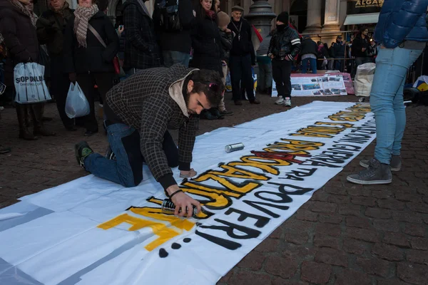 Työntekijät protestoivat La Scala oopperatalon edessä Milanossa, Italiassa — kuvapankkivalokuva