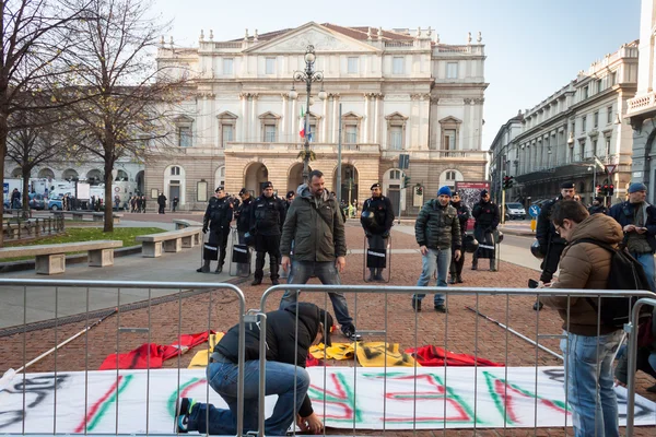 Trabalhadores protestando em frente à ópera La Scala em Milão, Itália — Fotografia de Stock