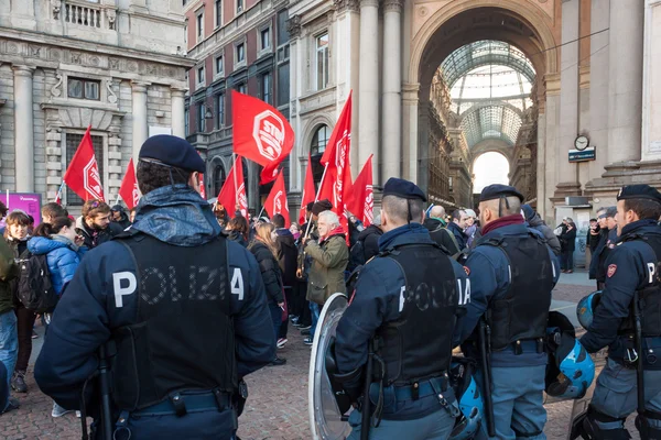Trabajadores protestando frente al teatro de ópera La Scala en Milán, Italia — Foto de Stock