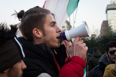 Milano, İtalya Hükümeti karşı protesto göstericiler