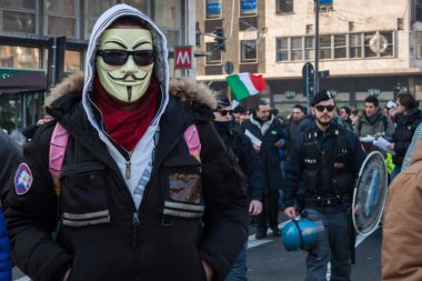 Milano, İtalya Hükümeti karşı protesto göstericiler