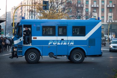 Polis kamyonu sırasında bir gösteri Milano, İtalya
