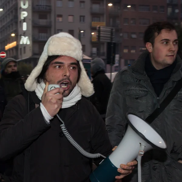 Manifestanti che protestano contro il governo a Milano — Foto Stock