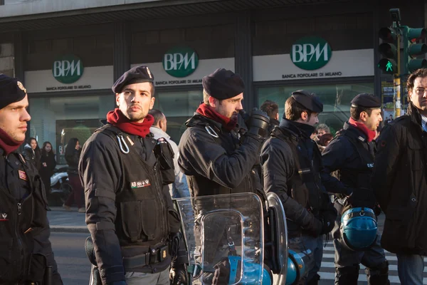 Polícia e manifestantes em Milão, Italia — Fotografia de Stock