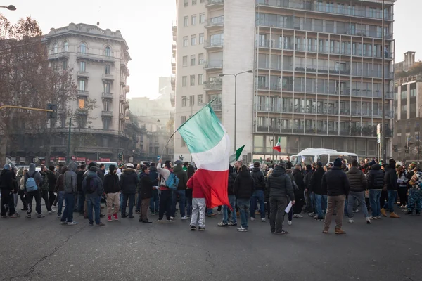 Demonstranti protestují proti vládě v Miláně, Itálie — Stock fotografie