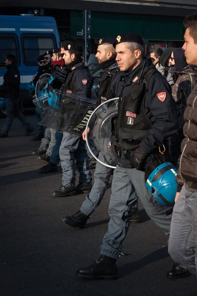 Policía y manifestantes en Milán, Italia — Foto de Stock