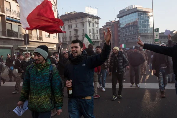 Demonstranten protesteren tegen de regering in Milaan, Italië — Stockfoto