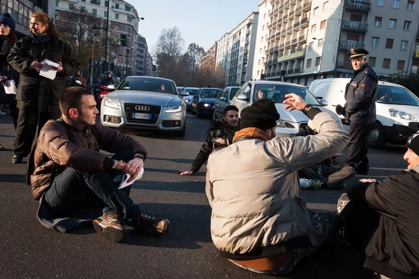 Demonstranter som protesterade mot regeringen i Milano, Italien — Stockfoto