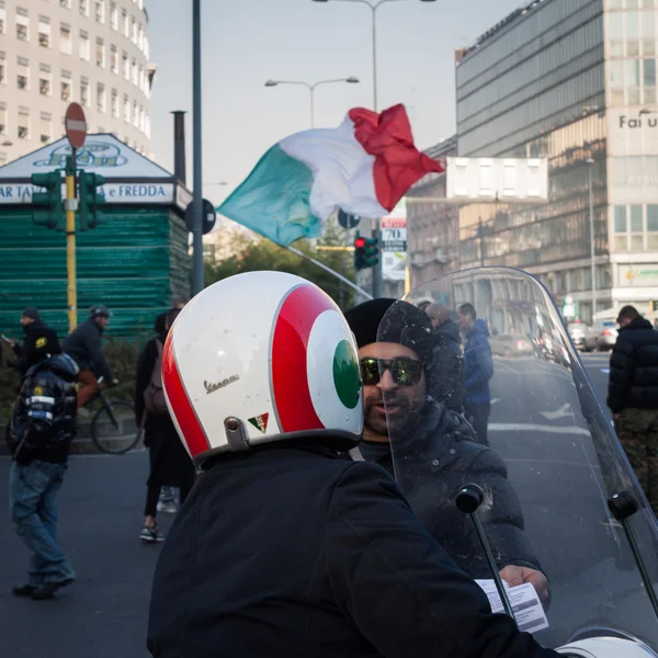 Manifestantes protestam contra o governo em Milão, Itália — Fotografia de Stock