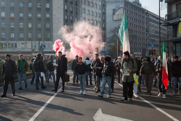 ミラノ、イタリアの政府に対して抗議するデモ隊 — ストック写真