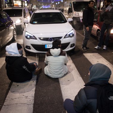 Milano, İtalya Hükümeti karşı protesto göstericiler
