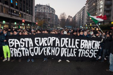 Milano, İtalya Hükümeti karşı protesto göstericiler