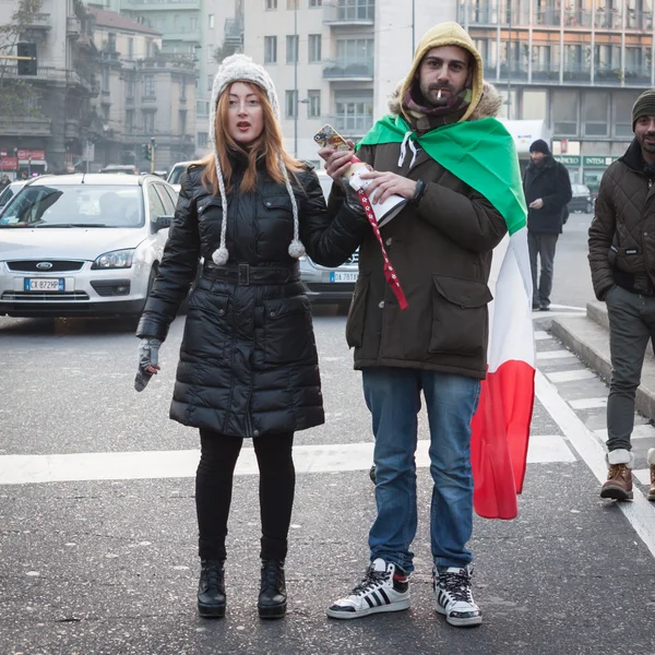 Demonstranten protesteren tegen de regering in Milaan, Italië — Stockfoto