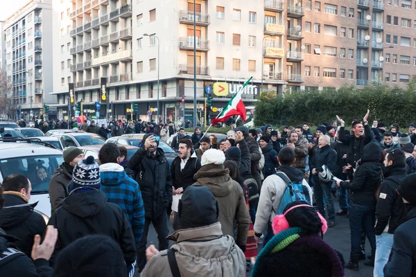 Учасники акції протесту проти уряду в Мілані, Італія — стокове фото