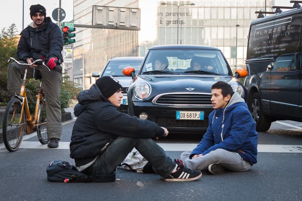 Manifestanti che protestano contro il governo a Milano — Foto Stock