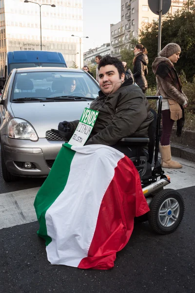 Demonstranti protestují proti vládě v Miláně, Itálie — Stock fotografie