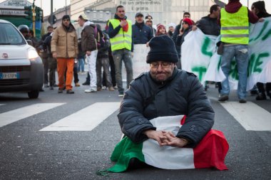 Milano, İtalya Hükümeti karşı protesto göstericiler