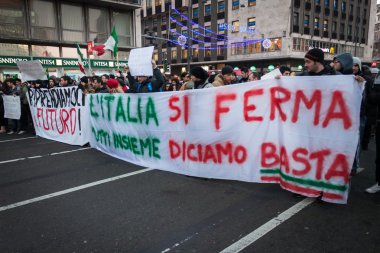 Milano, İtalya Hükümeti karşı protesto göstericiler