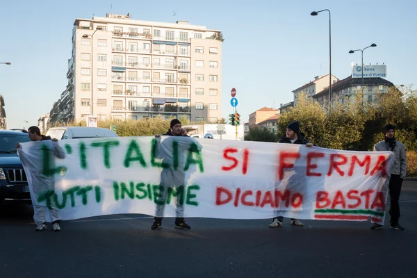 Demonstranti protestují proti vládě v Miláně, Itálie — Stock fotografie