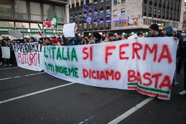 Demonstranti protestují proti vládě v Miláně, Itálie — Stock fotografie