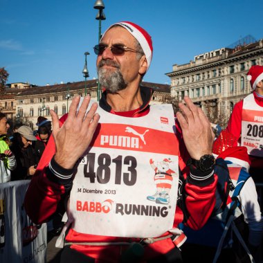 Neredeyse 10.000 santas milan, İtalya çalışan uyguladıktan katılın