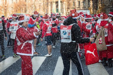 Neredeyse 10.000 santas milan, İtalya çalışan uyguladıktan katılın