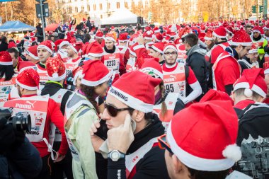 Neredeyse 10.000 santas milan, İtalya çalışan uyguladıktan katılın