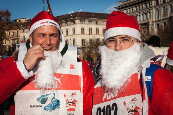 Nesten 10.000 julenisser deltar i Babbo-løpet i Milano, Italia – stockfoto