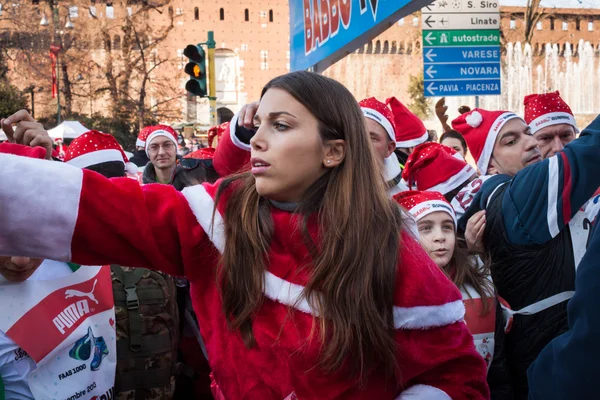 Prawie 10.000 santas wziąć udział w czuwanie w Mediolan, Włochy — Zdjęcie stockowe