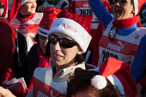 Téměř 10.000 santas účastní babbo běží v Miláně, Itálie — Stock fotografie