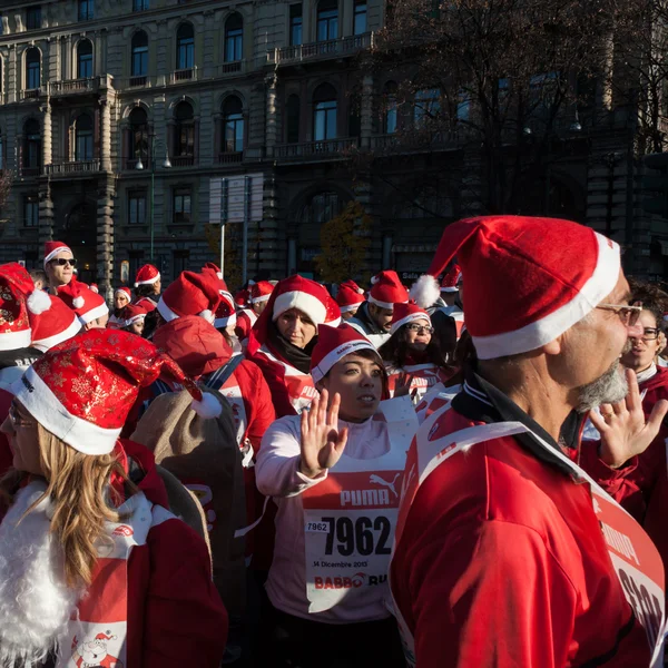 Közel 10.000 mikulások részt vesz a babbo fut, Milánó, Olaszország — Stock Fotó