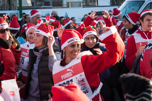 Casi 10.000 Santas participan en el Babbo Running en Milán, Italia — Foto de Stock