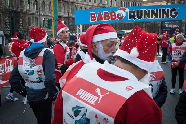 Nesten 10.000 julenisser deltar i Babbo-løpet i Milano, Italia – stockfoto