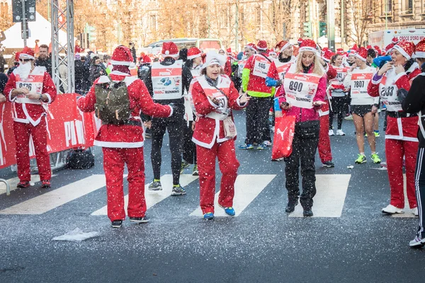 Téměř 10.000 santas účastní babbo běží v Miláně, Itálie — Stock fotografie