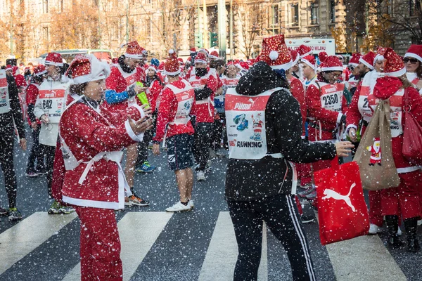 Prawie 10.000 santas wziąć udział w czuwanie w Mediolan, Włochy — Zdjęcie stockowe