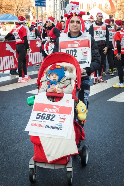 Quase 10.000 Santas participam na corrida Babbo em Milão, Itália — Fotografia de Stock