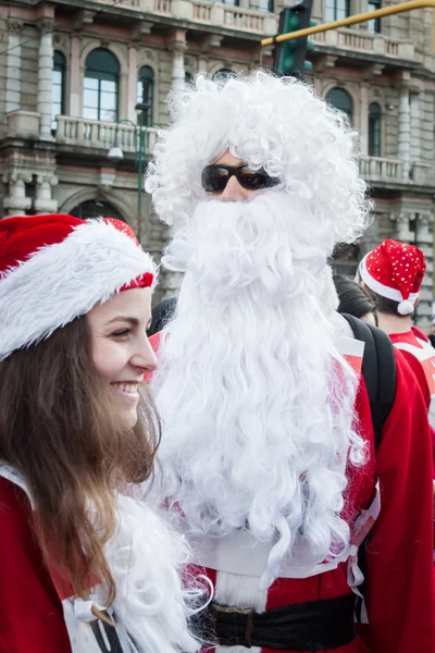 Prawie 10.000 santas wziąć udział w czuwanie w Mediolan, Włochy — Zdjęcie stockowe