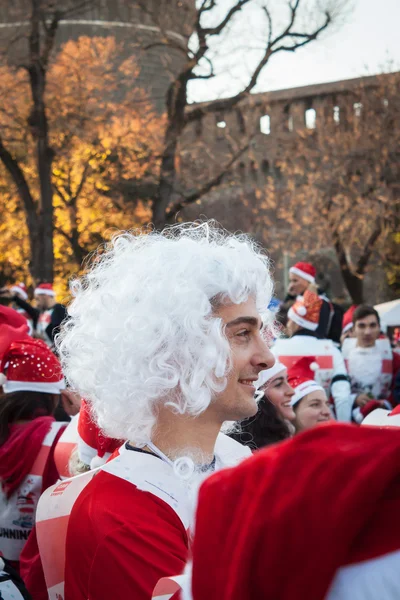 Bijna 10.000 santas nemen deel aan de babbo uitgevoerd in Milaan, Italië — Stockfoto