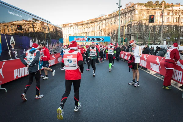Casi 10.000 Santas participan en el Babbo Running en Milán, Italia — Foto de Stock