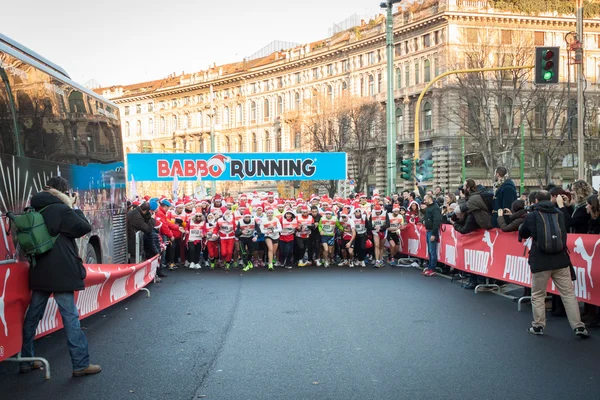 Quasi 10.000 Babbo Natale partecipano al Babbo Running di Milano — Foto Stock