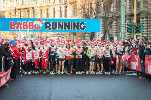 Téměř 10.000 santas účastní babbo běží v Miláně, Itálie — Stock fotografie