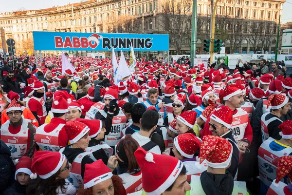 Quase 10.000 Santas participam na corrida Babbo em Milão, Itália — Fotografia de Stock