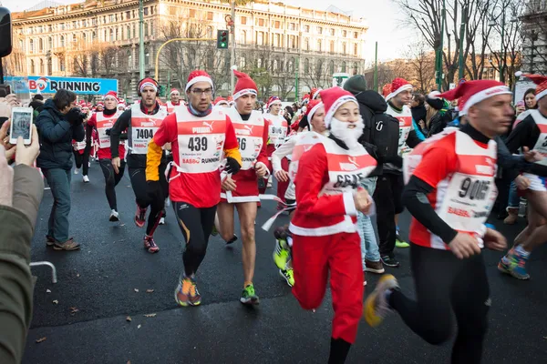 Téměř 10.000 santas účastní babbo běží v Miláně, Itálie — Stock fotografie