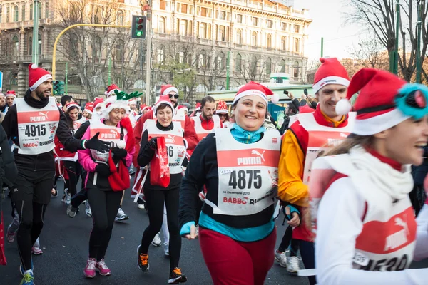 Quasi 10.000 Babbo Natale partecipano al Babbo Running di Milano — Foto Stock