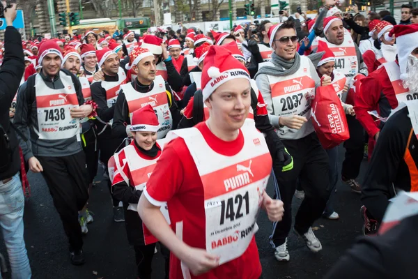 Almost 10.000 Santas take part in the Babbo Running in Milan, Italy — Stock Photo, Image