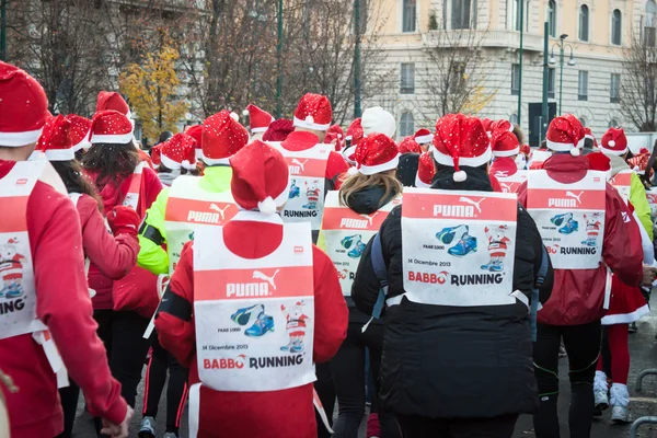 几乎 10.000 圣诞老人参加大堂运行在米兰，意大利 — 图库照片