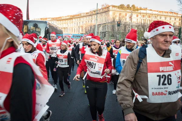 Quasi 10.000 Babbo Natale partecipano al Babbo Running di Milano — Foto Stock