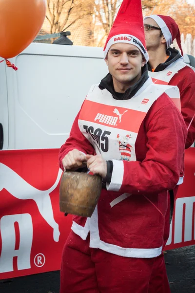 Quasi 10.000 Babbo Natale partecipano al Babbo Running di Milano — Foto Stock