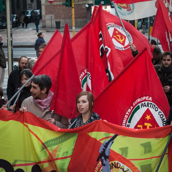 Mensen tijdens een antifascistische maart in Milaan, Italië — Stockfoto